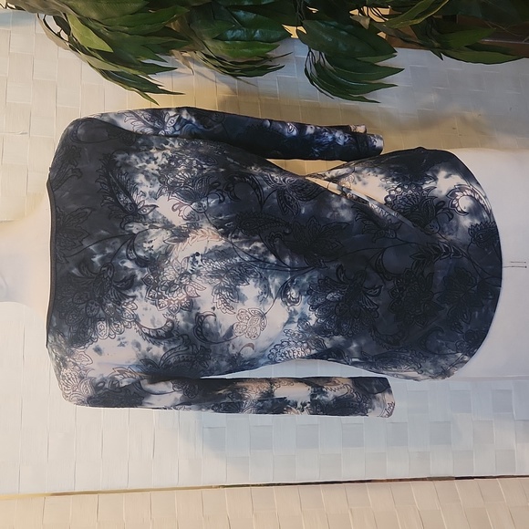 Dressbarn Navy/White Paisley Print 3/4 Sleeve Top - Size Medium - Picture 7 of 11